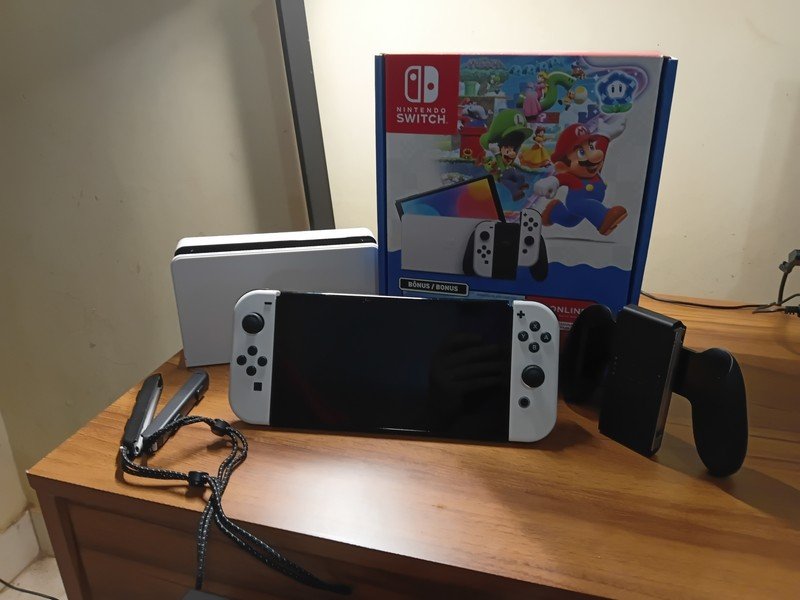 Nintendo Switch OLED 64GB 2 Controles Joy-Con Branco e Preto com
