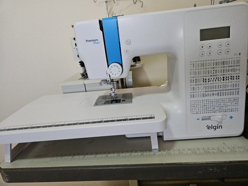 Máquina de Costura Elgin Premium Plus JX-110000 200 Pontos Bivolt
